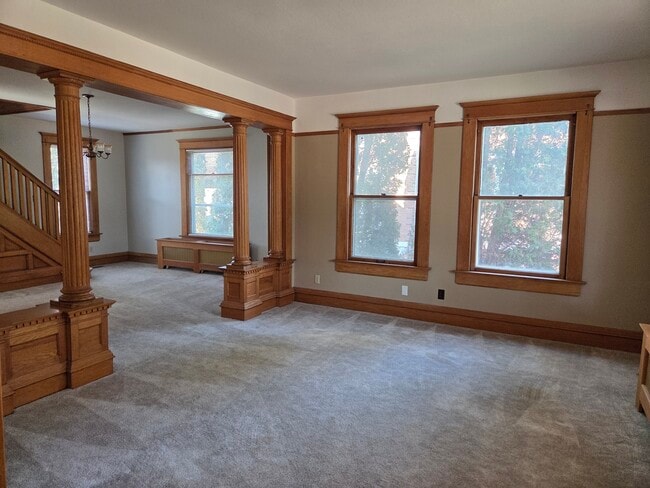 Photo - 511 W 1st St