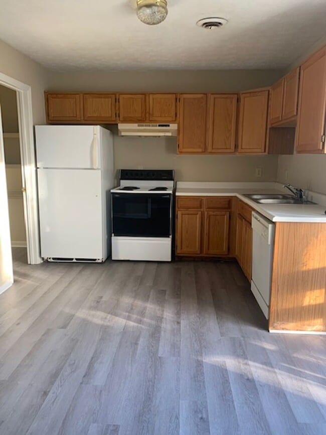 Photo - 20 Bedroom, 2 bath home located close to Downtown Nicholasville, KY