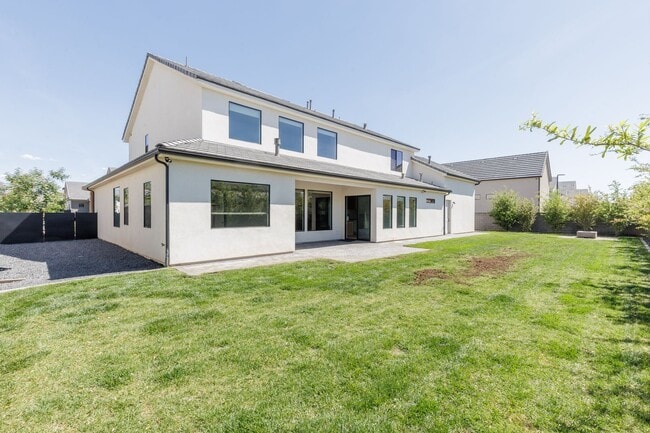 Photo - Gorgeous 5 bed | 3.5 bath |  Custom Home with RV Garage in Tonaquint!