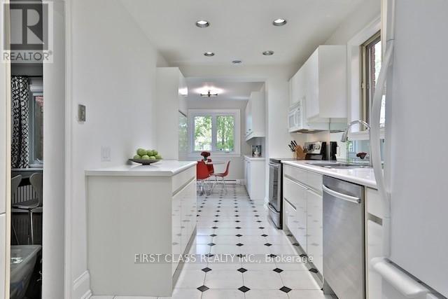 Photo - 262 Castlefield Ave
