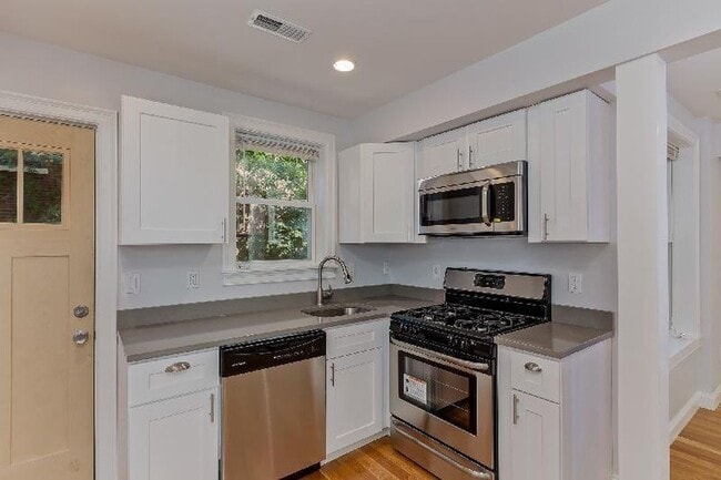 Building Photo - 731 Parker St Unit 2 Rental