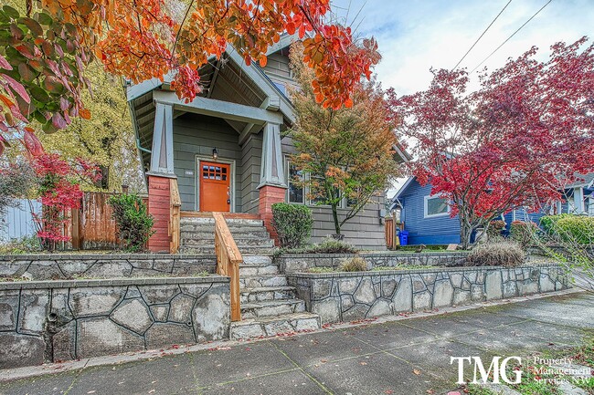 Building Photo - Stunning 4BD Craftsman in Excellent N Port...