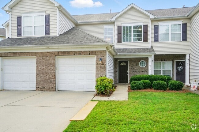 Building Photo - Move-In Ready Townhome in Pineville – Quie...