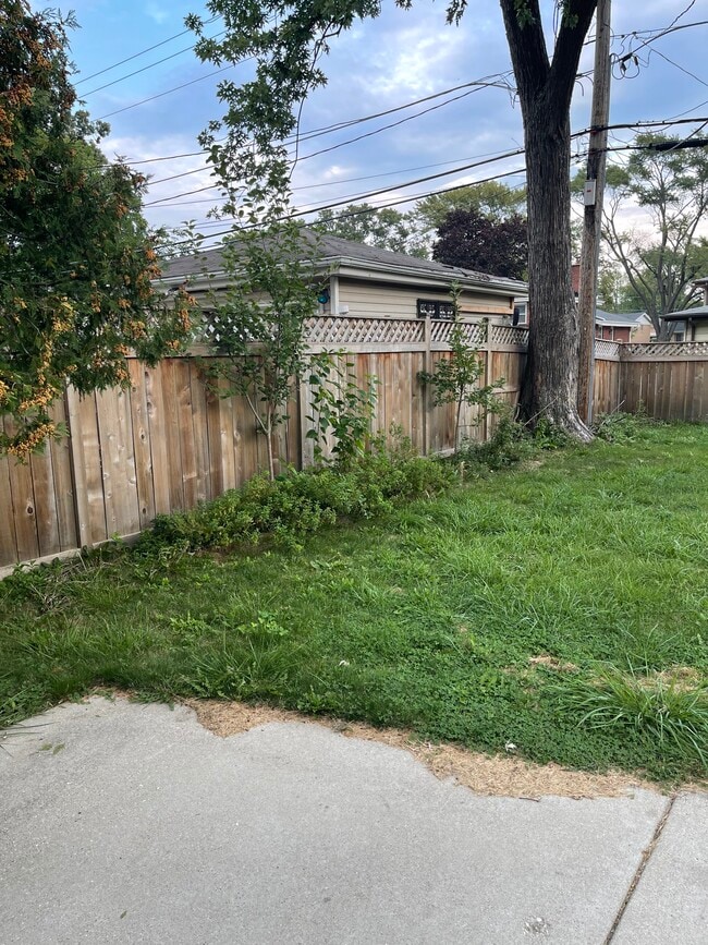 Building Photo - 634 Lawler Ave