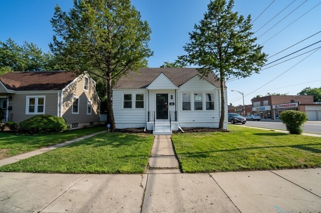Photo - 201 E 143rd St