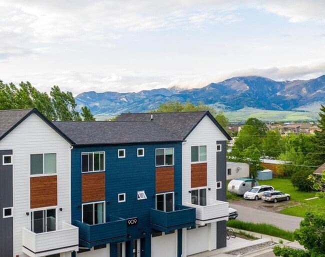 Building Photo - 3-Story Urban Walk Up at a Modern Communit... Rental