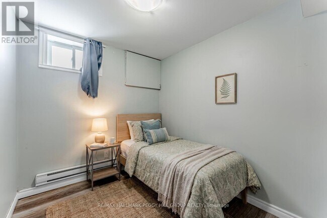 Photo - 126 Robert St E