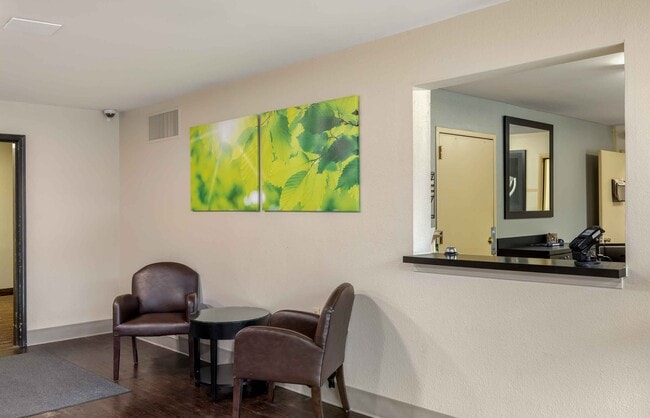 Furnished Studio-Omaha - West