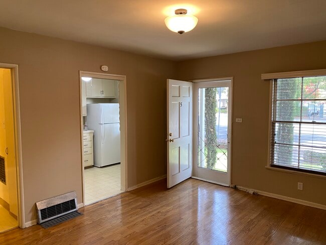 Photo - 181 S Marengo Ave Unidad 5