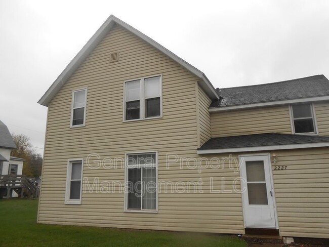 Building Photo - Great 3 bed 1 bath close to campus! Availa... Rental