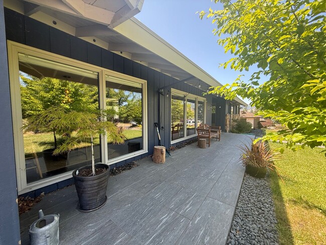 Updated Three Bedroom Ranch House with mod... - Updated Three Bedroom Ranch House with mod...