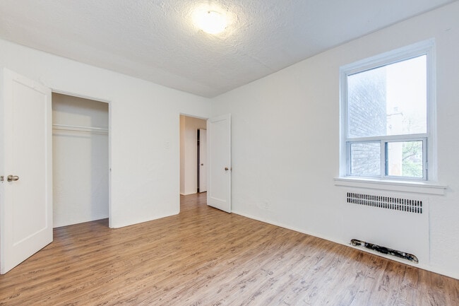 Photo - 1592 Bathurst Street