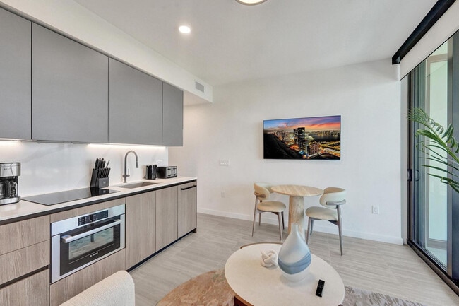 Photo - 580 72nd St Unidad FL7-ID1274226P