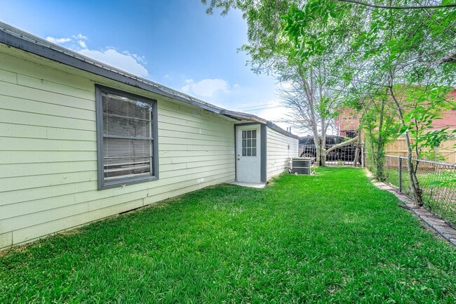 Building Photo - 4356 Phlox St Unit R1