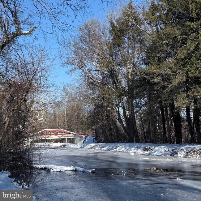 Building Photo - 2598 River Rd