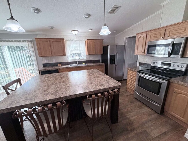 Photo - "Serene 3-Bed, 2-Bath Home in Auburndale - 1152 Sq Ft of Comfort on Hickory Rd!"