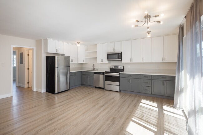 2BR, 1BA - 750SF - Living Room - 1821 5th St.