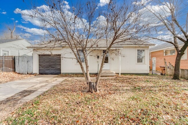 Building Photo - Adorable Two Bedroom