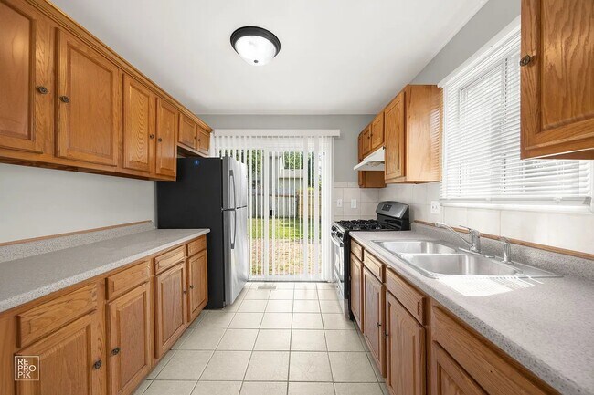 Photo - 1160 Middlebury Dr