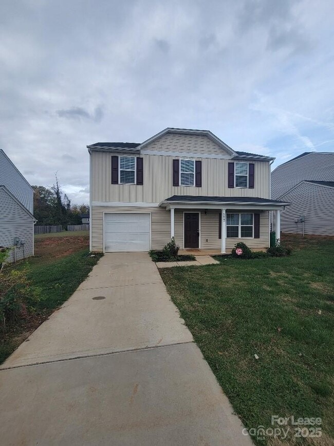 Building Photo - 5823 Hewitt Dr