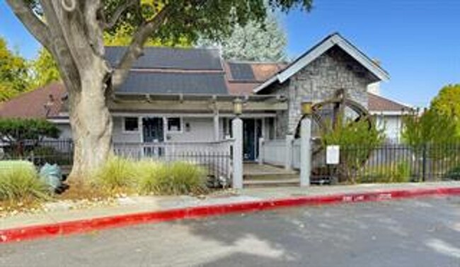 Updated Creekside Village Gem Near the Poo... - Updated Creekside Village Gem Near the Poo... Townhome