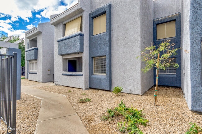 Building Photo - 4410 N Longview Ave Unit 106