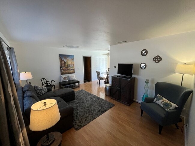 Photo - 1003 Meadow Way