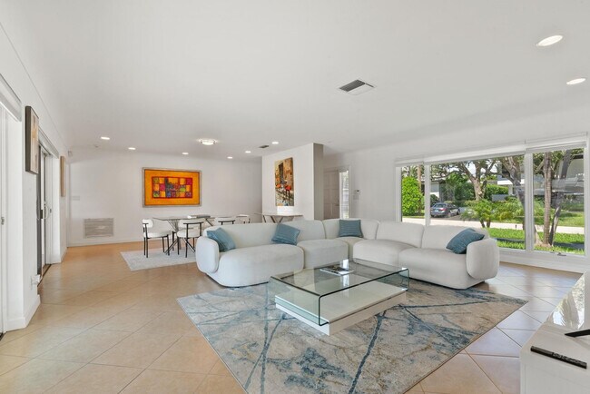 Photo - 3080 NE 43rd St