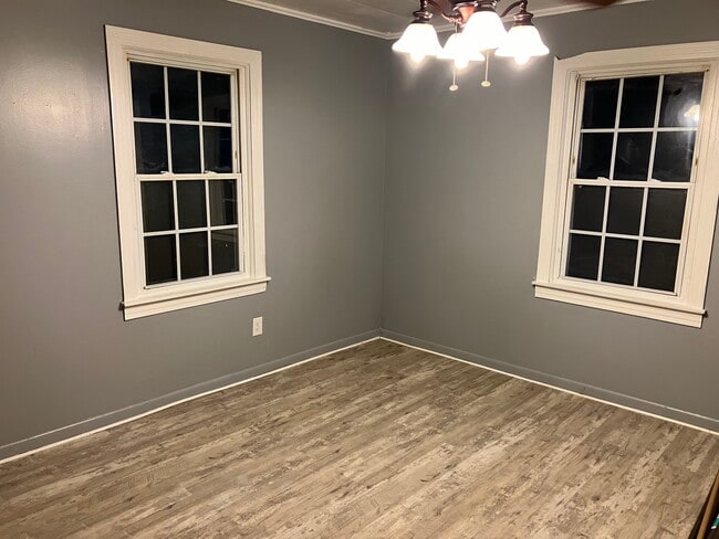 Dormitorio - 1301 N Green St