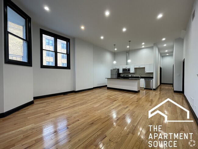 Building Photo - 2842 W Augusta Blvd Rental