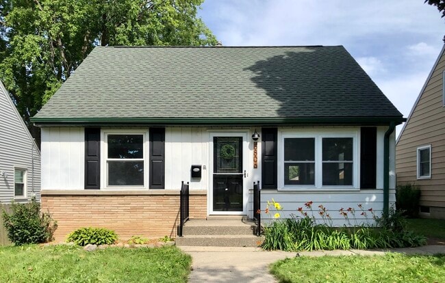 Photo - 3806 N 98th St