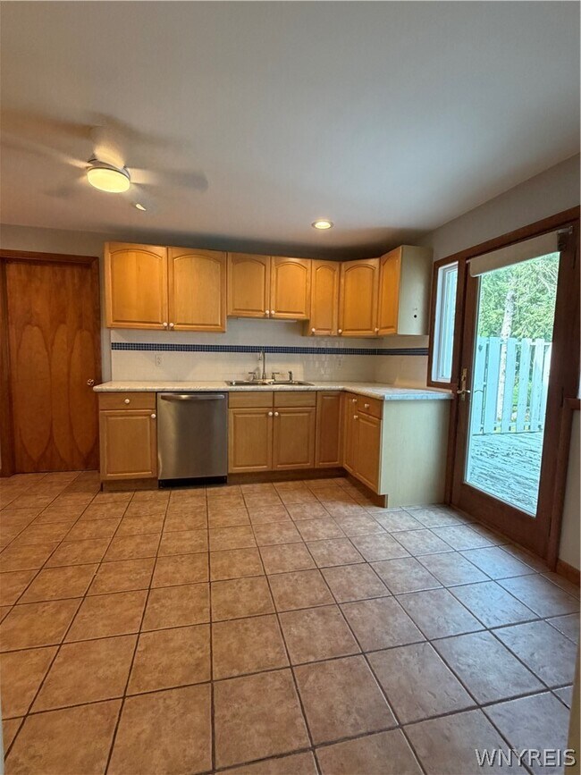 Photo - 781 Campbell Blvd