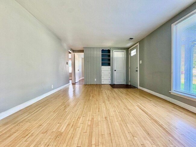 Photo - 826 W Bryan St