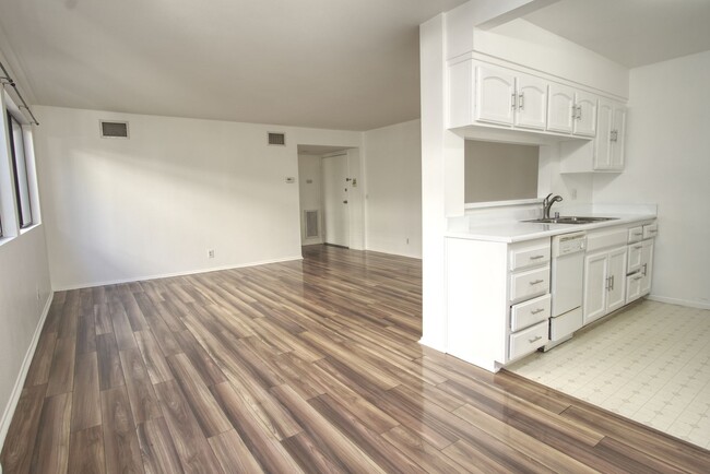 1 Bedroom 1 Bath Condo Located in Canoga Park - 1 Bedroom 1 Bath Condo Located in Canoga Park Unit 4