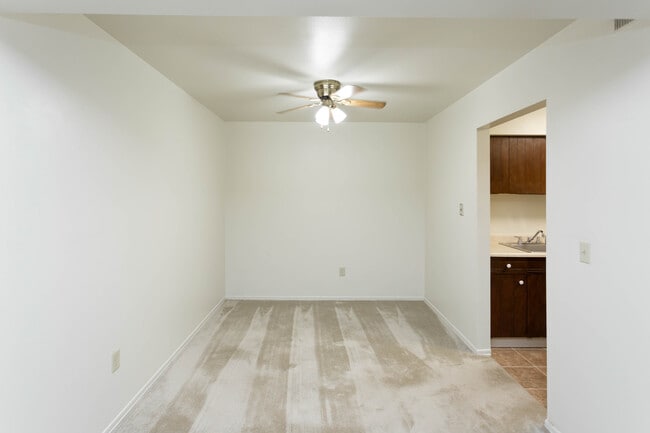 1BR, 1BA | 700 - 800 SF - Green Acre Apartments