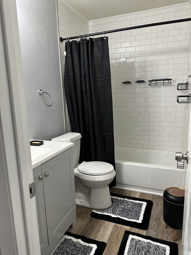 Full Shared Bathroom - 8302 Woodview Dr E Unit B