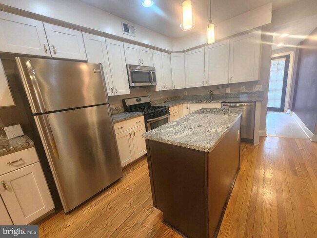 Photo - 432 E Clement St