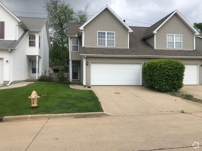 Building Photo - Extremely sharp 3BR 2.5 bath townhouse in ...