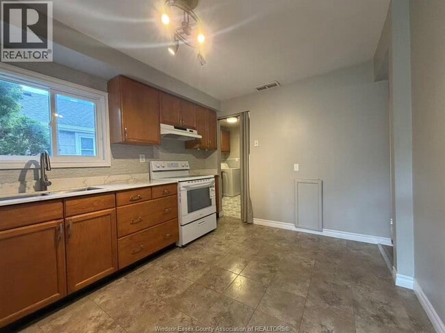 Photo - 2374 Meighen Rd