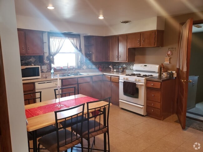 Building Photo - 3355 N Ottawa Ave Unit 2 Rental