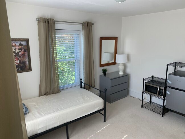 Photo - 233 E Main St Unidad Room