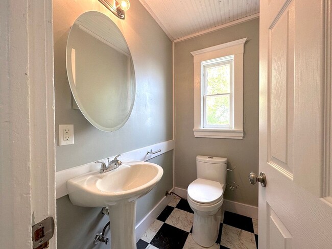 Photo - 1122 E 5th St Unit Upper