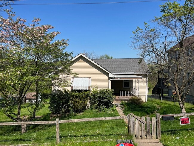 Building Photo - Spacious 2 bedroom house in Penn Hills!!!