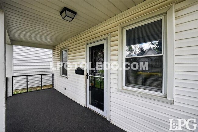Photo - 921 Berry St