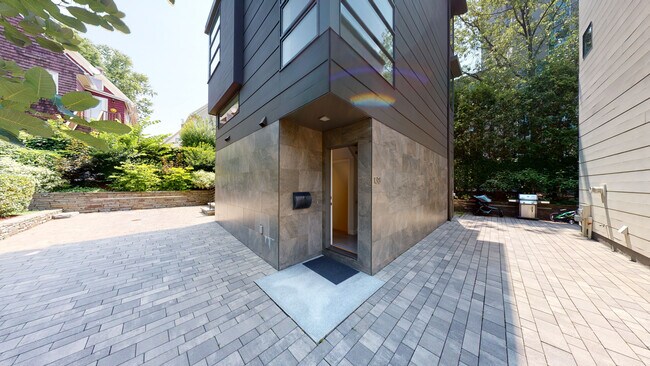 Photo - 138 Banks St