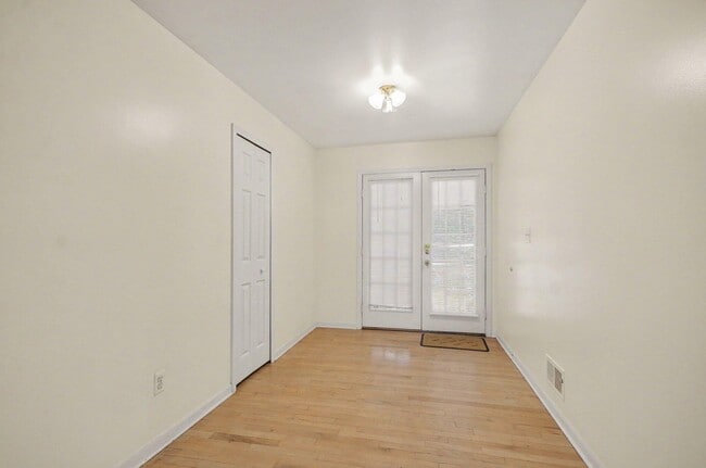 Photo - 456 Essex Dr