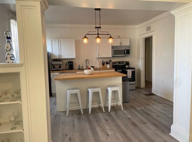 Photo - Lovely 5bd/2ba Near Campus! Text 510-631-1171 Unit 7427 - 2nd Floor