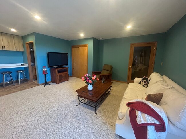 Living Room Space - 3 Ridgecrest Ct Unit Furnished studio