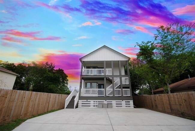 Photo - 819 E 40th St