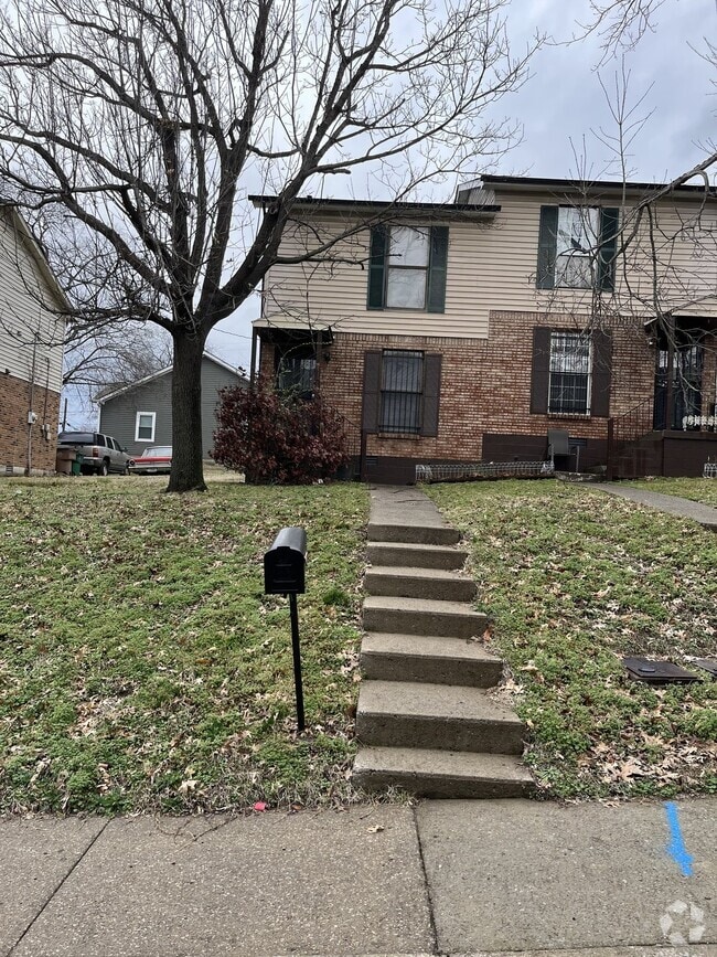 Building Photo - 2 BEDROOM 11/2 BATH TOWNHOME MINUTES TO D...